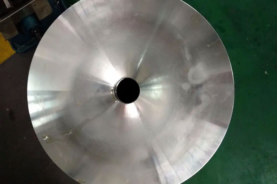 The raw material, the forged semi-formed wheel hub, is installed on the CNC machining center machine tool.