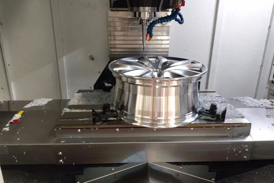 The-wheel-hub-is-processed-by-CNC-rough-machining-medium-polishing,-and-finally-processed-by-a-polished-knife