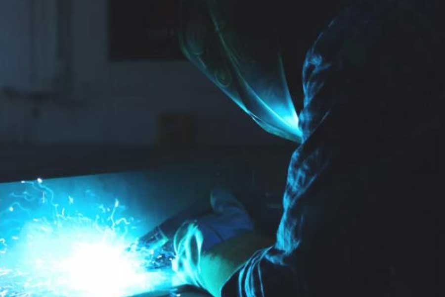 What preparations should a welder take before touching an arc