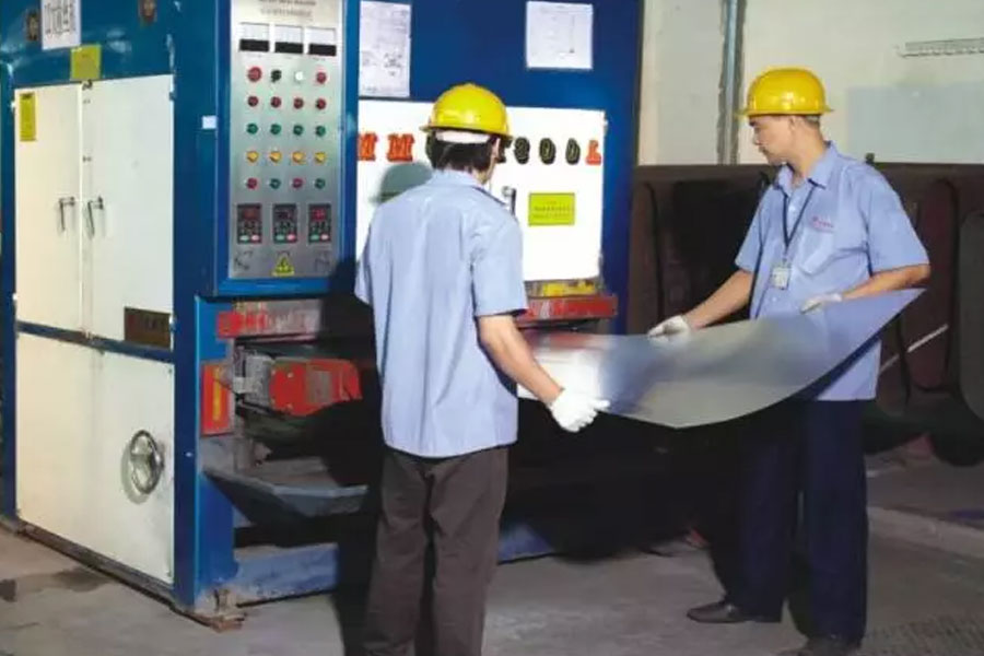 The punching machine has more flexibility in curve processing. 
